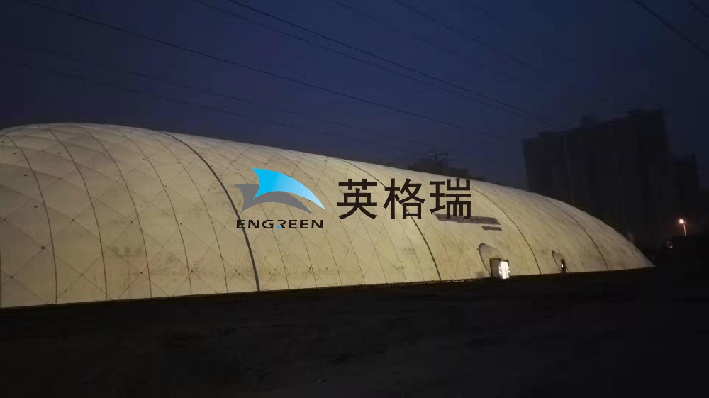 全封閉式的環(huán)保倉儲系統(tǒng)，在對露天煤場進行封閉處理時，能做到對煤炭揚塵隔離